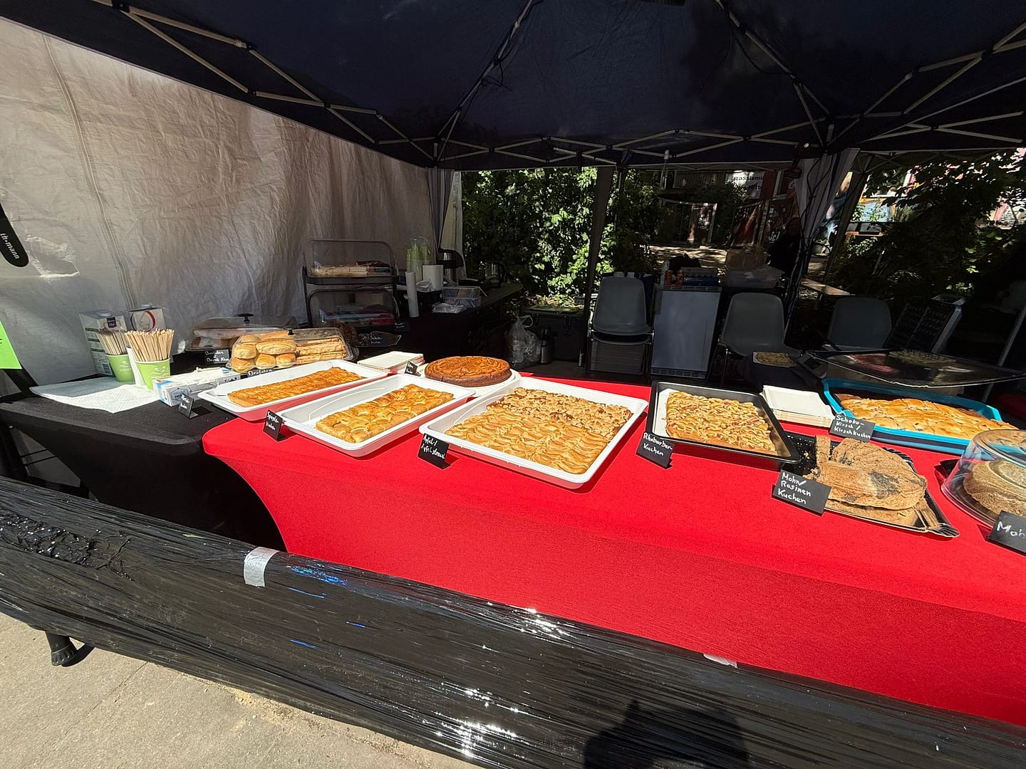 Vielfältige Kuchenauswahl von Wir sind aktiv Hamburg beim alternativen Hafengeburtstag 2025 mit Apfelkuchen, Käsekuchen und Börek